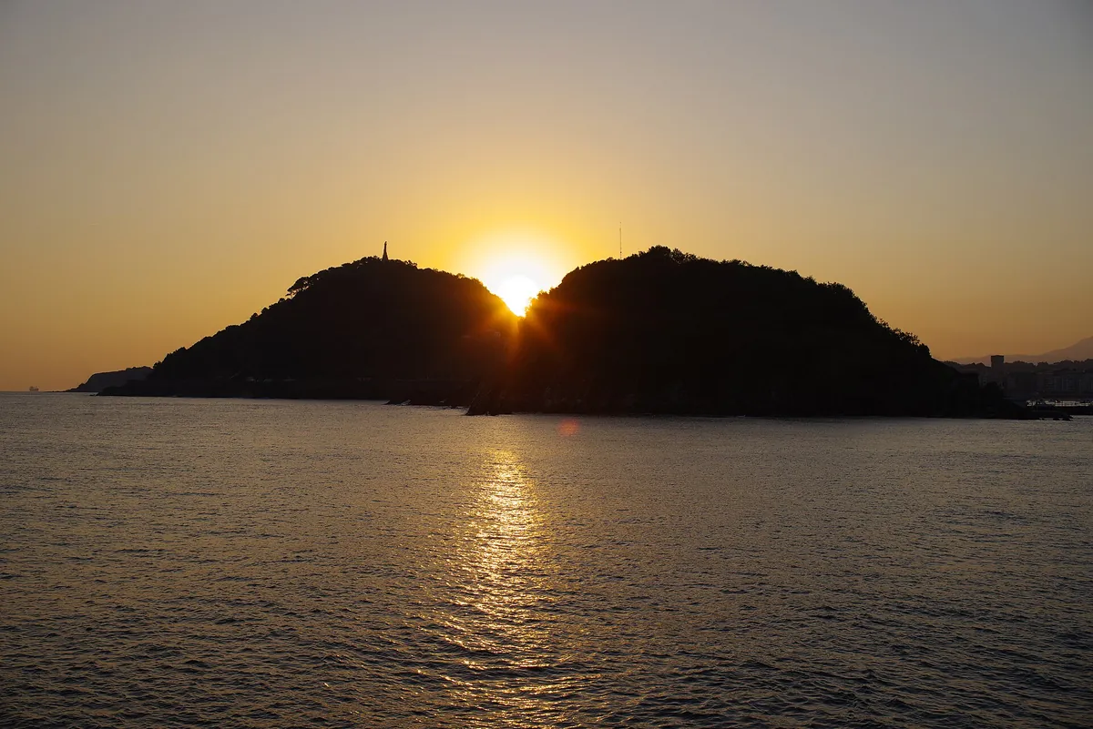 Amanecer sobre el monte Urgull y la bahía de Donostia